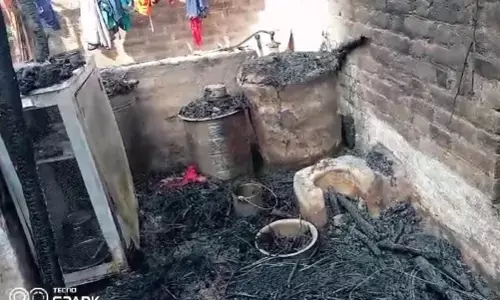 मांगलिक कार्यक्रम के बाद खाना बनाते समय गैस सिलेंडर में लगी आग में मासूम सहित तीन लोग झुलसे,नकदी सहित लाखो का घरेलू सामान जलकर राख मांगलिक कार्यक्रम के बाद खाना बनाते समय गैस सिलेंडर में लगी आग में मासूम सहित तीन लोग झुलसे,नकदी सहित लाखो का घरेलू सामान जलकर राख