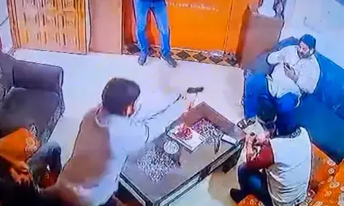 Sukhdev Singh Gogamedi Murder: सुखदेव सिंह गोगामेड़ी हत्याकांड के बाद आक्रोश, सड़क पर आगजनी के साथ प्रदर्शन, पुलिस प्रशासन अलर्ट Sukhdev Singh Gogamedi Murder: सुखदेव सिंह गोगामेड़ी हत्याकांड के बाद आक्रोश, सड़क पर आगजनी के साथ प्रदर्शन, पुलिस प्रशासन अलर्ट