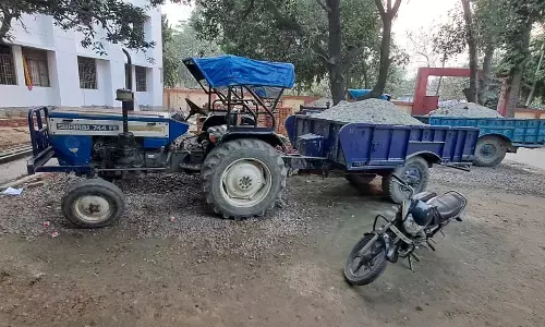 बालू से भरे तीन ट्रैक्टर ट्राली सीज, अवैध खनन कारोबारियों में हड़कम्प बालू से भरे तीन ट्रैक्टर ट्राली सीज, अवैध खनन कारोबारियों में हड़कम्प