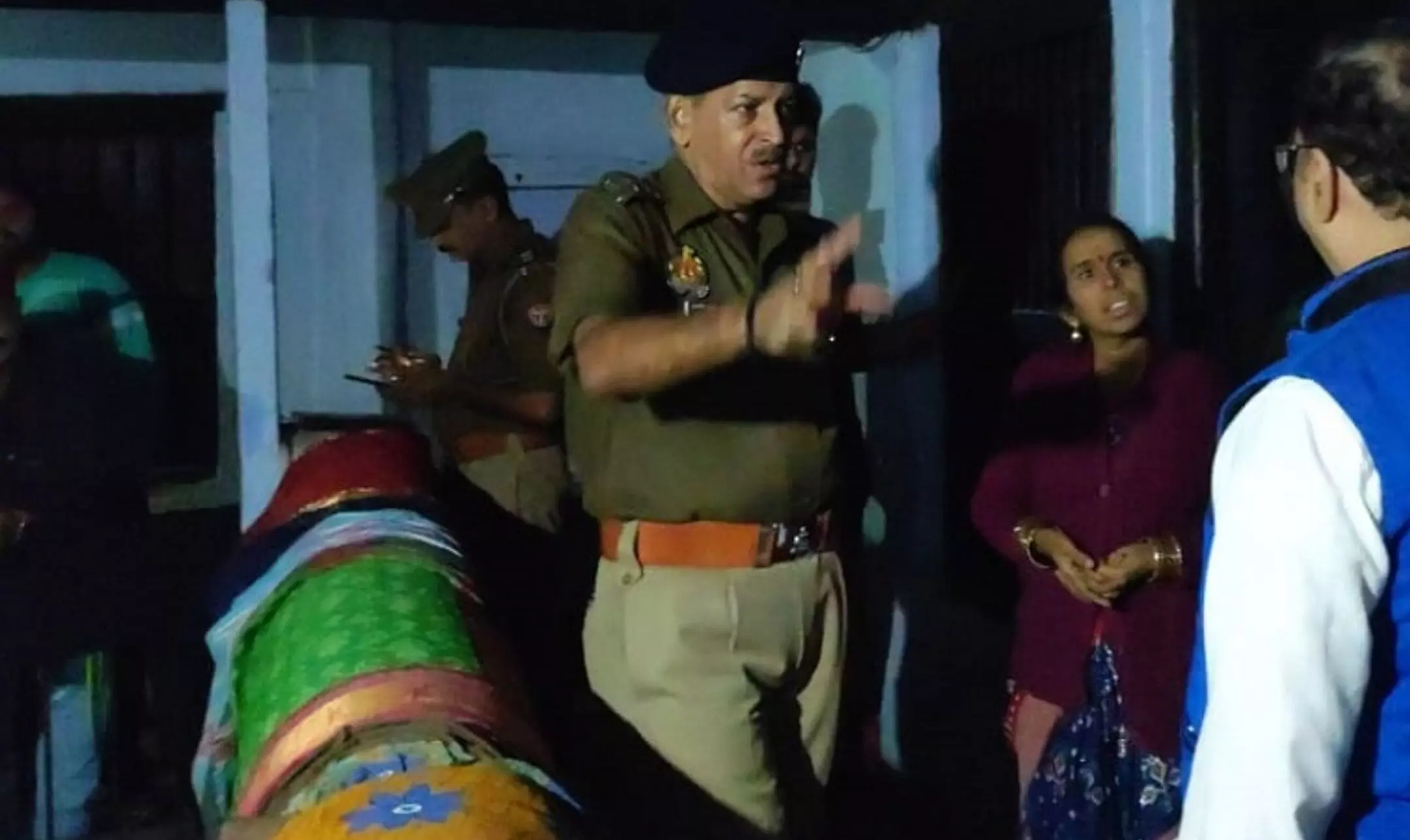 Varanasi Suicide News: वाराणसी में एक परिवार के 4 लोगों ने की सामूहिक आत्महत्या, फांसी के फंदे से लटकते मिले शव Varanasi Suicide News: वाराणसी में एक परिवार के 4 लोगों ने की सामूहिक आत्महत्या, फांसी के फंदे से लटकते मिले शव