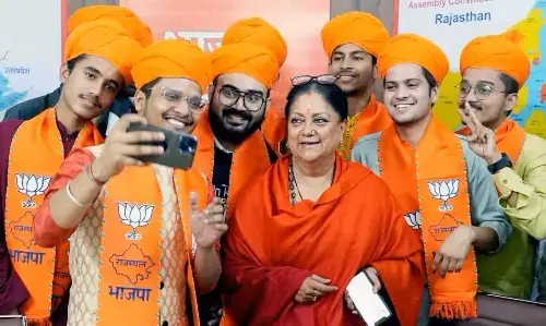 Rajasthan Politics: राजस्थान सीएम के नाम पर चल रहे सस्पेंस के बीच दिल्ली पहुंचीं वसुंधरा, भाजपा अध्यक्ष जेपी नड्डा से आज करेंगी मुलाकात Rajasthan Politics: राजस्थान सीएम के नाम पर चल रहे सस्पेंस के बीच दिल्ली पहुंचीं वसुंधरा, भाजपा अध्यक्ष जेपी नड्डा से आज करेंगी मुलाकात