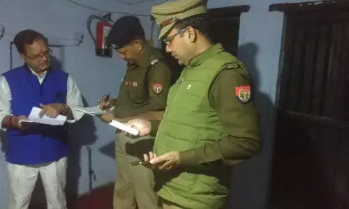 वाराणसी में 4 लोगों ने एक साथ किया सुसाइड, तीन पुरुष और एक महिला ने फांसी लगाकर दी जान, पुलिस मौके पर जांच में जुटी! वाराणसी में 4 लोगों ने एक साथ किया सुसाइड, तीन पुरुष और एक महिला ने फांसी लगाकर दी जान, पुलिस मौके पर जांच में जुटी!