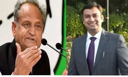 गहलोत और उनके ओएसडी को तलब करेगी ईडी, उद्योगपतियों से 45.15 करोड़ बटोरने का आरोप गहलोत और उनके ओएसडी को तलब करेगी ईडी, उद्योगपतियों से 45.15 करोड़ बटोरने का आरोप