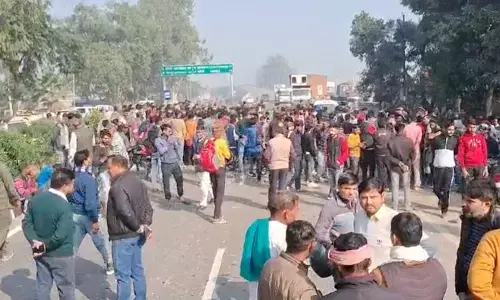मुजफ्फरनगर: भीषण सड़क हादसे में बाइक सवार एक की मौत दूसरा गंभीर, गुस्साए ग्रामीणों ने हाईवे पर शव रख लगाया जाम! मुजफ्फरनगर: भीषण सड़क हादसे में बाइक सवार एक की मौत दूसरा गंभीर, गुस्साए ग्रामीणों ने हाईवे पर शव रख लगाया जाम!