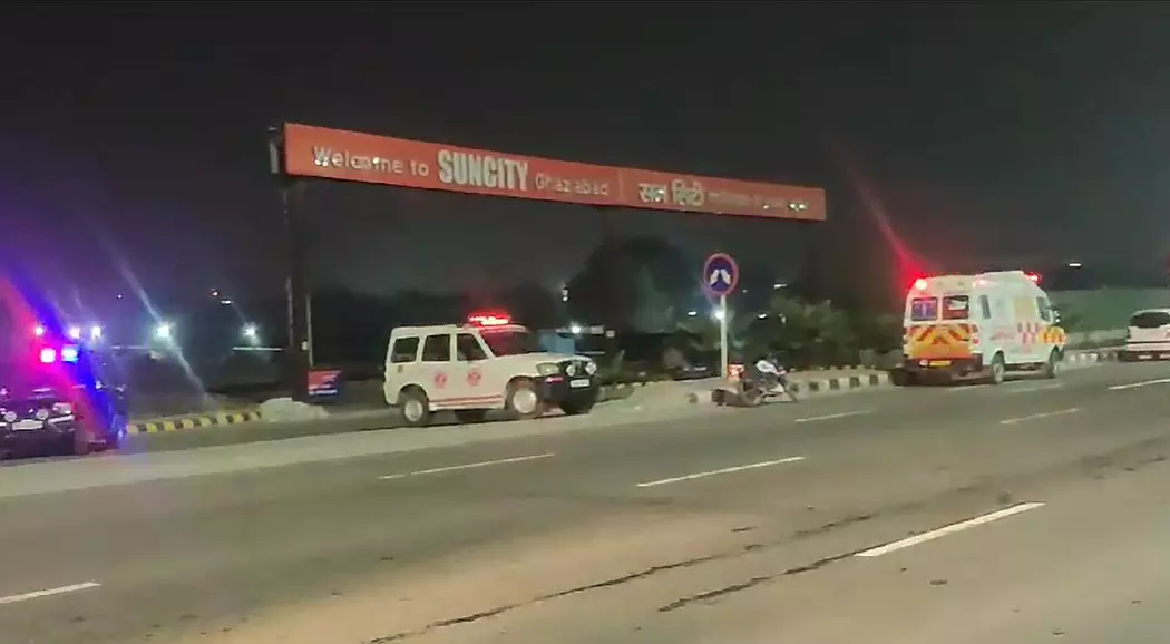 गाज़ियाबाद: यूपी - हापुड़ से दिल्ली की ओर जा रही पनीर की गाड़ी का एक्सीडेंट, 1 की दर्दनाक मौत, 2 घायल