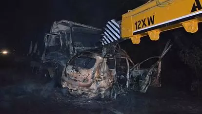 भीषण कार दुर्घटना में लगी आग से आठ लोग जिन्दा जल कर काल के गाल में समा गए