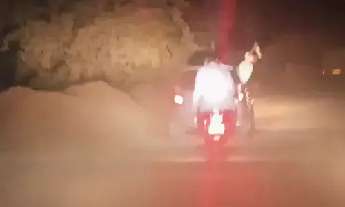 गाजियाबाद के एक वीडियो सोशल मीडिया पर तेजी से वायरल हो रहा है गाजियाबाद के एक वीडियो सोशल मीडिया पर तेजी से वायरल हो रहा है