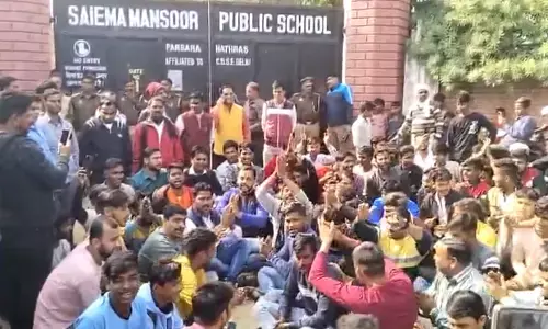 यूपी में छात्रों ने लगाया राम राम नहीं बोलने देने के आरोप, स्कूल बाहर जमकर हुआ हंगामा यूपी में छात्रों ने लगाया राम राम नहीं बोलने देने के आरोप, स्कूल बाहर जमकर हुआ हंगामा