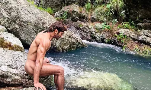 एक्टर ने जन्मदिन पर शेयर की न्यूड फोटो, बिना कपड़ों के नहाया नदी में