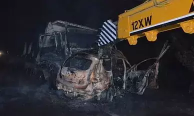 भीषण कार दुर्घटना में लगी आग से आठ लोग जिन्दा जल कर काल के गाल में समा गए भीषण कार दुर्घटना में लगी आग से आठ लोग जिन्दा जल कर काल के गाल में समा गए