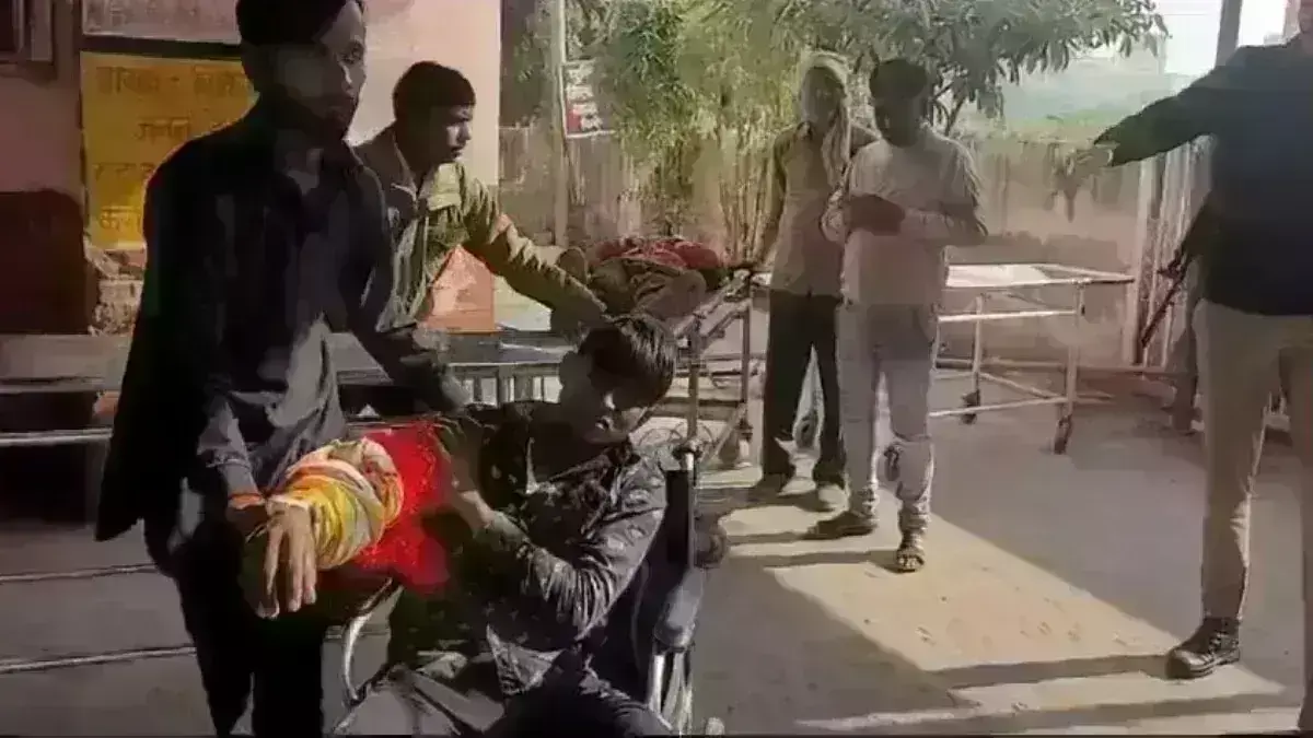 यूपी में सड़क पर शौच कराने को लेकर जमकर हुई फायरिंग, 6 लोगों को लगी गोली यूपी में सड़क पर शौच कराने को लेकर जमकर हुई फायरिंग, 6 लोगों को लगी गोली
