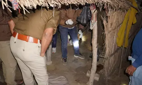 यूपी में एक घर से बरामद हुईं 4 लाशें, शख्स ने पत्नी और 2 बेटों को धारदार हथियार से की हत्या, फिर खुद लगाई फांसी