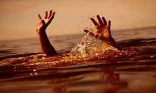 रामगंगा नदी में डूबने से युवक की मौत, ग्रामीणों ने शव को नदी से किया बरामद रामगंगा नदी में डूबने से युवक की मौत, ग्रामीणों ने शव को नदी से किया बरामद