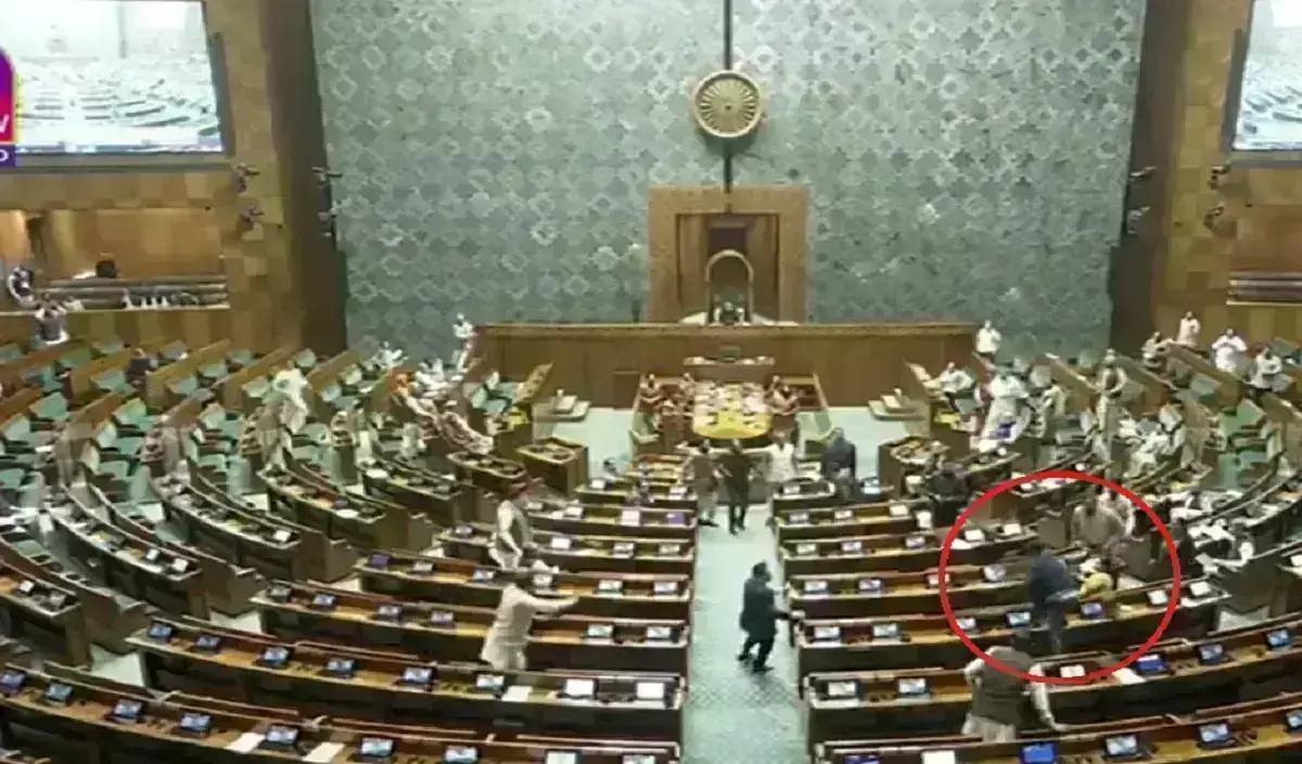 BIG BREAKING NEWS: लोकसभा की सुरक्षा में चूक, संसद में कूदा संदिग्ध युवक , मचा हड़कंप सांसद में मची भगदड़ BIG BREAKING NEWS: लोकसभा की सुरक्षा में चूक, संसद में कूदा संदिग्ध युवक , मचा हड़कंप सांसद में मची भगदड़