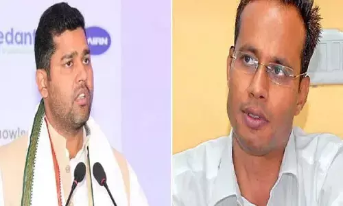 वसुंधरा को तन्मय ने और गहलोत को चमचो ने डुबोया, सीएमआर बन गया था रिश्वत बटोरने का बहुत बड़ा अड्डा वसुंधरा को तन्मय ने और गहलोत को चमचो ने डुबोया, सीएमआर बन गया था रिश्वत बटोरने का बहुत बड़ा अड्डा