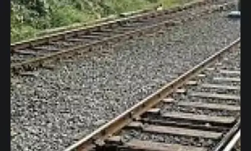 I लव YOU ऋतिक लिख, ट्रेन के आगे कूद गई wife, 4 महीने पहले ही किया था लव मैरिज I लव YOU ऋतिक लिख, ट्रेन के आगे कूद गई wife, 4 महीने पहले ही किया था लव मैरिज