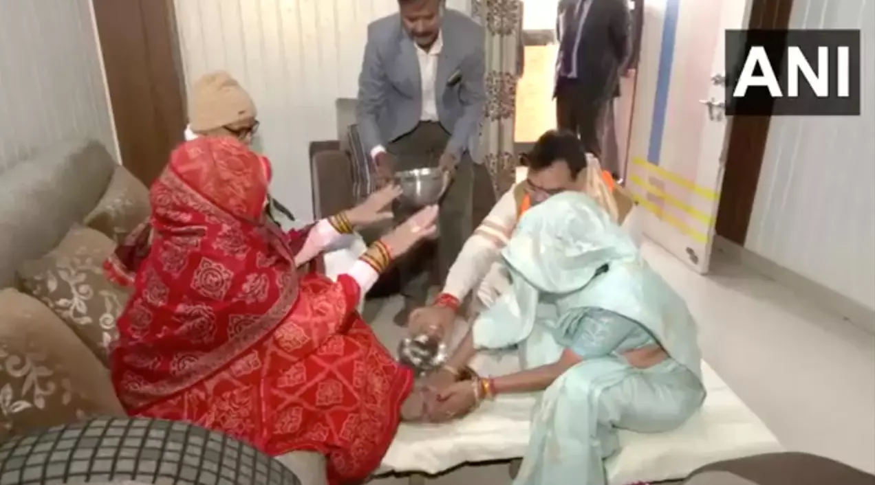 मुख्यमंत्री पद की शपथ लेने से पहले भजन लाल शर्मा ने अनोखे अंदाज में लिया आशीर्वाद, माता-पिता के धोए पैर! मुख्यमंत्री पद की शपथ लेने से पहले भजन लाल शर्मा ने अनोखे अंदाज में लिया आशीर्वाद, माता-पिता के धोए पैर!