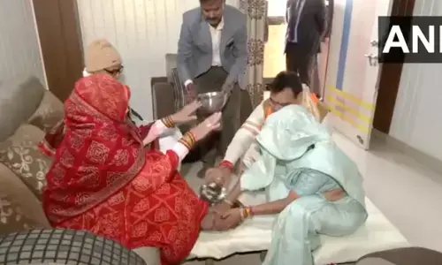 मुख्यमंत्री पद की शपथ लेने से पहले भजन लाल शर्मा ने अनोखे अंदाज में लिया आशीर्वाद, माता-पिता के धोए पैर! मुख्यमंत्री पद की शपथ लेने से पहले भजन लाल शर्मा ने अनोखे अंदाज में लिया आशीर्वाद, माता-पिता के धोए पैर!