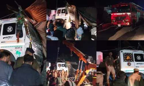इटावा में अनियंत्रित ट्रक चाय की दुकान में घुसा, कई लोगों को बुरी तरह रौंदा, 4 की मौत इटावा में अनियंत्रित ट्रक चाय की दुकान में घुसा, कई लोगों को बुरी तरह रौंदा, 4 की मौत