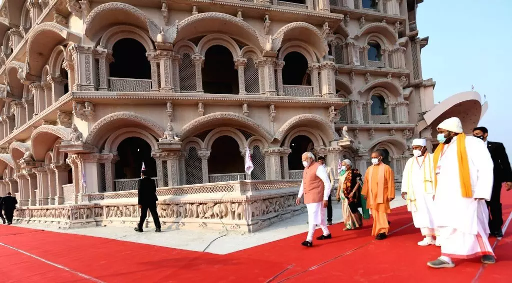 PM Modi Varanasi Visit : पीएम मोदी ने स्वर्वेद महामंदिर का किया उद्घाटन, जनता के सामने रखे ये 9 संकल्प