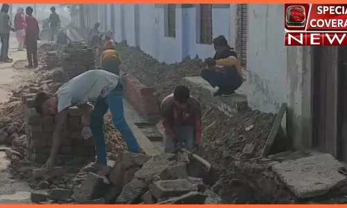 पंचायत सचिव और ग्राम प्रधान की सांठ गांठ से मानक विहीन नाली निर्माण व नाबालिक स्कूली बच्चों से कराया जा रहा काम पंचायत सचिव और ग्राम प्रधान की सांठ गांठ से मानक विहीन नाली निर्माण व नाबालिक स्कूली बच्चों से कराया जा रहा काम
