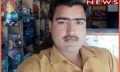 रेडीमेड दुकान के कारोबारी का अपहरण से  क्षेत्र में फैली सनसनी, घटनास्थल से मिली बाइक, जूता और चश्मा पुलिस कारोबारी की खोज करने में जुटी रेडीमेड दुकान के कारोबारी का अपहरण से  क्षेत्र में फैली सनसनी, घटनास्थल से मिली बाइक, जूता और चश्मा पुलिस कारोबारी की खोज करने में जुटी