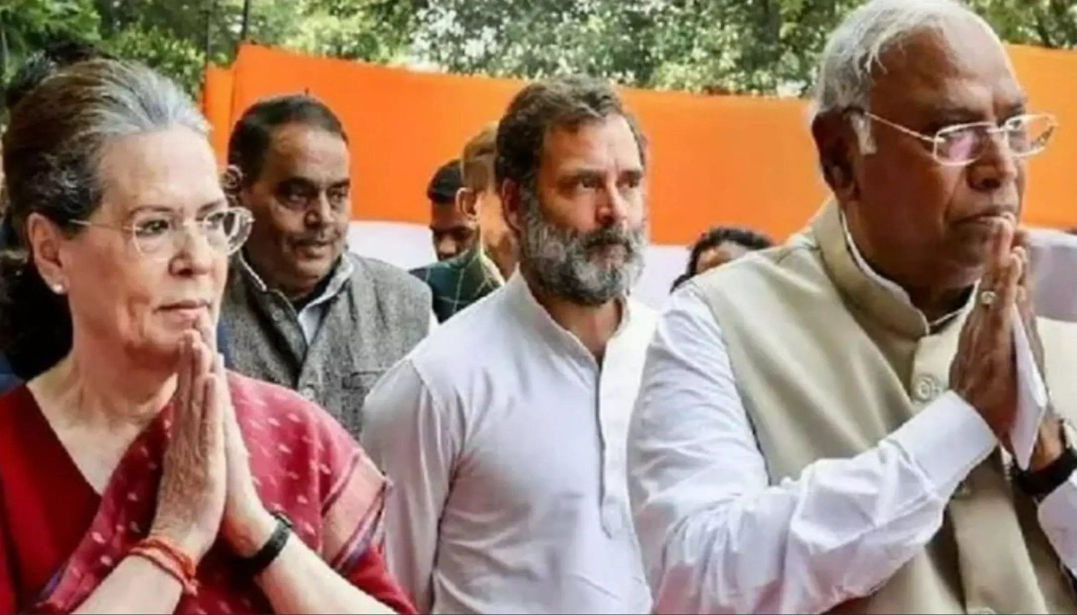 Ram Mandir News: सोनिया और खरगे को प्राण-प्रतिष्ठा समारोह के लिए मिला निमंत्रण, इन नेताओं को भी भेजा गया न्योता Ram Mandir News: सोनिया और खरगे को प्राण-प्रतिष्ठा समारोह के लिए मिला निमंत्रण, इन नेताओं को भी भेजा गया न्योता