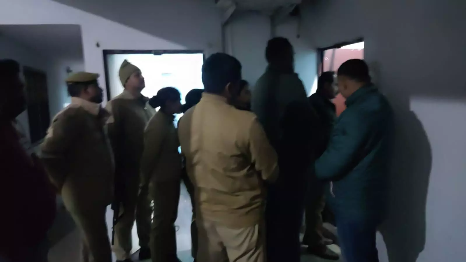 लॉज में चल रहा था अवैध सेक्स रैकेट, पुलिस ने छापेमारी कर 5 युवतियों व एक युवक को दबोचा