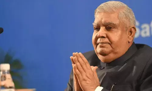 उपराष्ट्रपति के कथित अपमान और जाति को मुद्दा बनाने की कोशिश पर शर्माते अखबार उपराष्ट्रपति के कथित अपमान और जाति को मुद्दा बनाने की कोशिश पर शर्माते अखबार