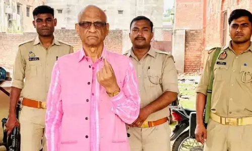 यूपी के पूर्व शिक्षा मंत्री राकेश धर त्रिपाठी को 3 साल की सजा, 10 लाख का जुर्माना भी, जानिए- क्या है पूरा मामला? यूपी के पूर्व शिक्षा मंत्री राकेश धर त्रिपाठी को 3 साल की सजा, 10 लाख का जुर्माना भी, जानिए- क्या है पूरा मामला?