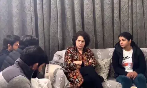प्रियंका गांधी ने साक्षी मालिक और बजरंग पुनिया से की मुलाकात, बोलीं- मैं यहां एक औरत होने के नाते आई थी... प्रियंका गांधी ने साक्षी मालिक और बजरंग पुनिया से की मुलाकात, बोलीं- मैं यहां एक औरत होने के नाते आई थी...