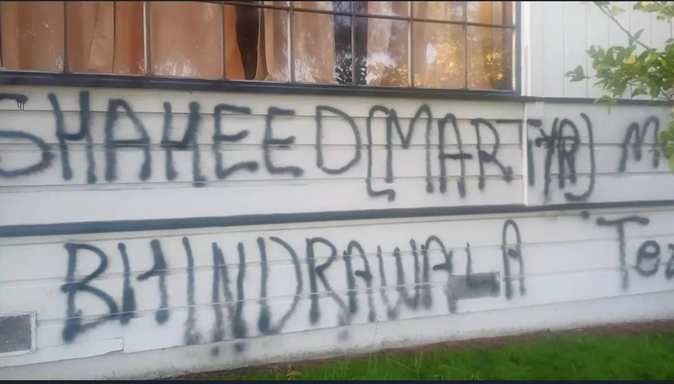 US News: अमेरिका में खालिस्तानियों की करतूत, हिंदू मंदिर पर हमला, दीवारों पर लिखे नारे US News: अमेरिका में खालिस्तानियों की करतूत, हिंदू मंदिर पर हमला, दीवारों पर लिखे नारे