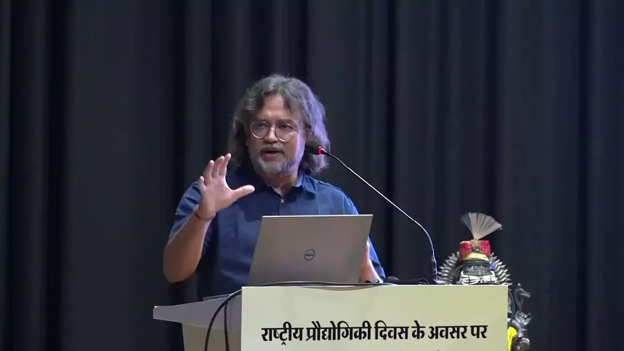 अपनी सेहत का ध्यान रखो...मंच पर बोलते-बोलते वैज्ञानिक समीर खांडेकर को आया हार्ट अटैक, चली गई जान! अपनी सेहत का ध्यान रखो...मंच पर बोलते-बोलते वैज्ञानिक समीर खांडेकर को आया हार्ट अटैक, चली गई जान!