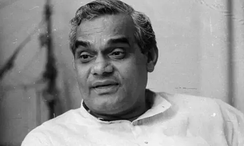 आजीवन क्यों कुंवारे रह गए अटल बिहारी वाजपेयी? जब पत्रकार के सवाल पर अटक जी ने किया था खुलासा! आजीवन क्यों कुंवारे रह गए अटल बिहारी वाजपेयी? जब पत्रकार के सवाल पर अटक जी ने किया था खुलासा!