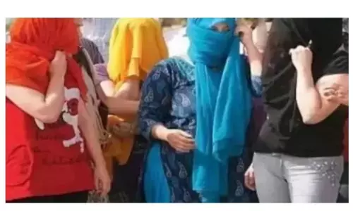 आपत्तिजनक हाल में मिले सात कपल, गेस्ट हाउस में अचानक पुलिस देख रोने लगीं युवतियां आपत्तिजनक हाल में मिले सात कपल, गेस्ट हाउस में अचानक पुलिस देख रोने लगीं युवतियां