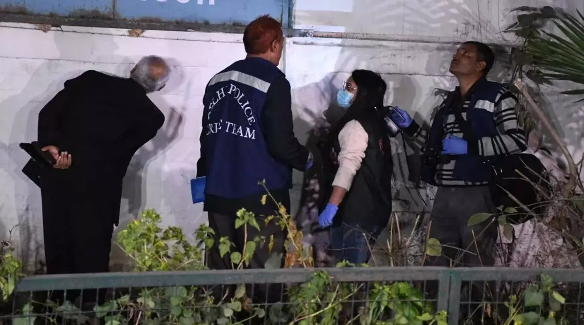 Israel Embassy Delhi: दिल्ली में इजरायली एंबेसी के पास धमाका, मौके पर मिला झंडा और चिट्ठी, लिखा था राजदूत का नाम Israel Embassy Delhi: दिल्ली में इजरायली एंबेसी के पास धमाका, मौके पर मिला झंडा और चिट्ठी, लिखा था राजदूत का नाम