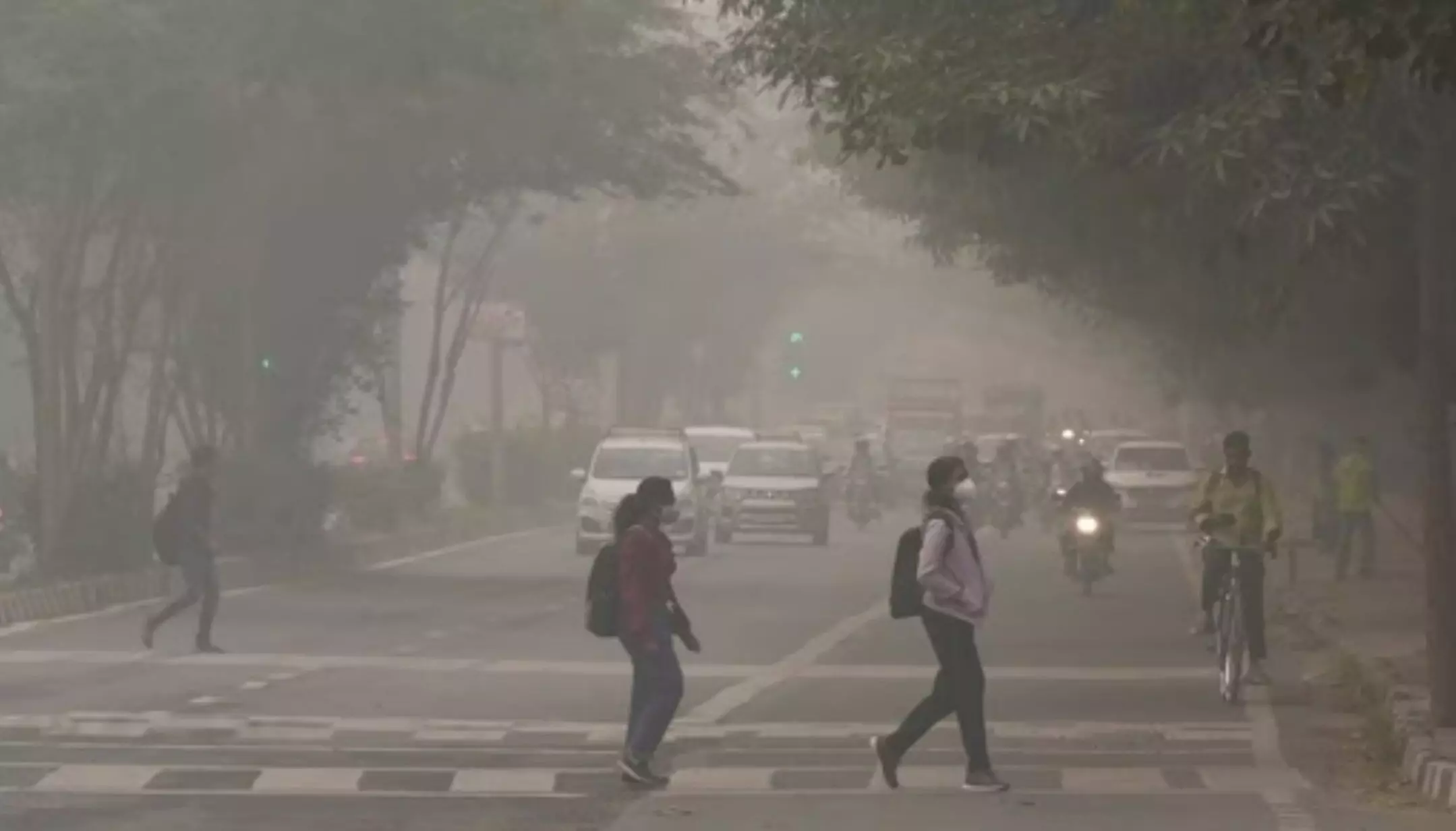 Delhi Weather Update: नोएडा, गाजियाबाद में कोहरे की छाई चादर, वाहनों के रफ्तार पर लगी लगाम, पारा भी लुढ़का Delhi Weather Update: नोएडा, गाजियाबाद में कोहरे की छाई चादर, वाहनों के रफ्तार पर लगी लगाम, पारा भी लुढ़का