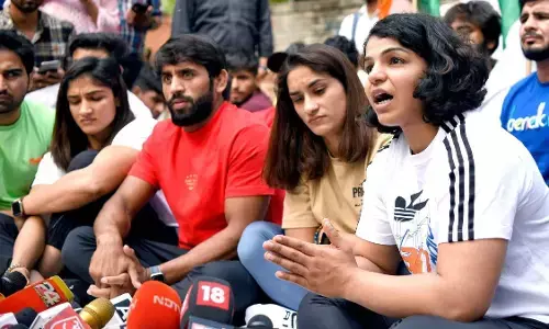 खबरों की दिलचस्प दुनिया और भक्ति की दीर्घायु