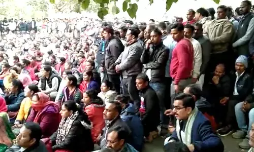 अनुदेशकों के धरने से सरकार पर दिखा असर, एक दिन में ही सरकार से हुई वार्ता मिला 15 दिन का मौका