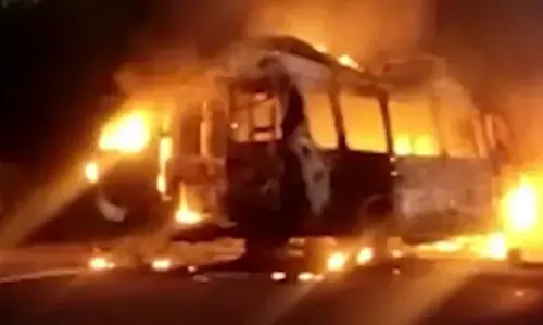 मध्यप्रदेश के गुना में बस में लगी आग, 12 लोग जिंदा जलकर मरे कई घायल मध्यप्रदेश के गुना में बस में लगी आग, 12 लोग जिंदा जलकर मरे कई घायल