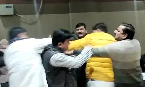शामली में विधायक, नगर पालिका अध्यक्ष व पुलिस की मौजूदगी में सभासदों में मारपीट शामली में विधायक, नगर पालिका अध्यक्ष व पुलिस की मौजूदगी में सभासदों में मारपीट