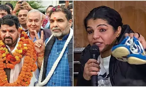 एक जोड़ी जूते के नीचे दबा दबदबा एक जोड़ी जूते के नीचे दबा दबदबा