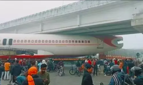 Motihari Plane Video: बिहार में पुल के नीचे फंसा हवाई जहाज, नजारा देखने के लिए लोगों की उमड़ी भीड़ Motihari Plane Video: बिहार में पुल के नीचे फंसा हवाई जहाज, नजारा देखने के लिए लोगों की उमड़ी भीड़