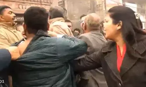 यूपी सरकार के मंत्री और एमएलसी ने पार्षद को पुलिस की मौजूदगी में पीटा यूपी सरकार के मंत्री और एमएलसी ने पार्षद को पुलिस की मौजूदगी में पीटा