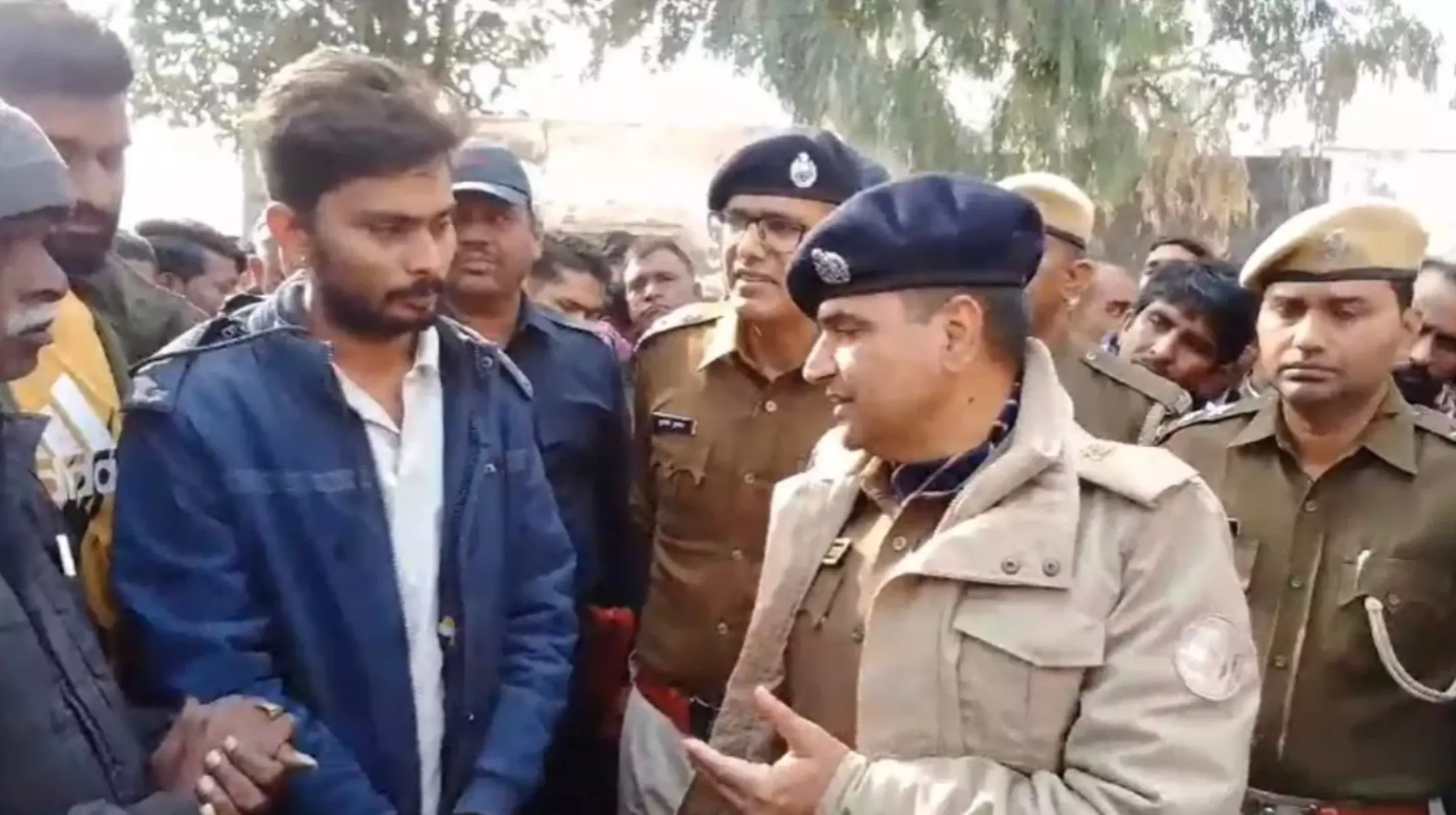 राजस्थान में दिल दहलाने वाली बारदात...माता-पिता और बहन की कुल्हाड़ी से काटकर बिस्किट खाते हुए थाने पहुंचा हत्यारा, फिर.. राजस्थान में दिल दहलाने वाली बारदात...माता-पिता और बहन की कुल्हाड़ी से काटकर बिस्किट खाते हुए थाने पहुंचा हत्यारा, फिर..