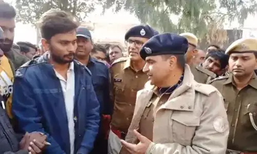 राजस्थान में दिल दहलाने वाली बारदात...माता-पिता और बहन की कुल्हाड़ी से काटकर बिस्किट खाते हुए थाने पहुंचा हत्यारा, फिर.. राजस्थान में दिल दहलाने वाली बारदात...माता-पिता और बहन की कुल्हाड़ी से काटकर बिस्किट खाते हुए थाने पहुंचा हत्यारा, फिर..