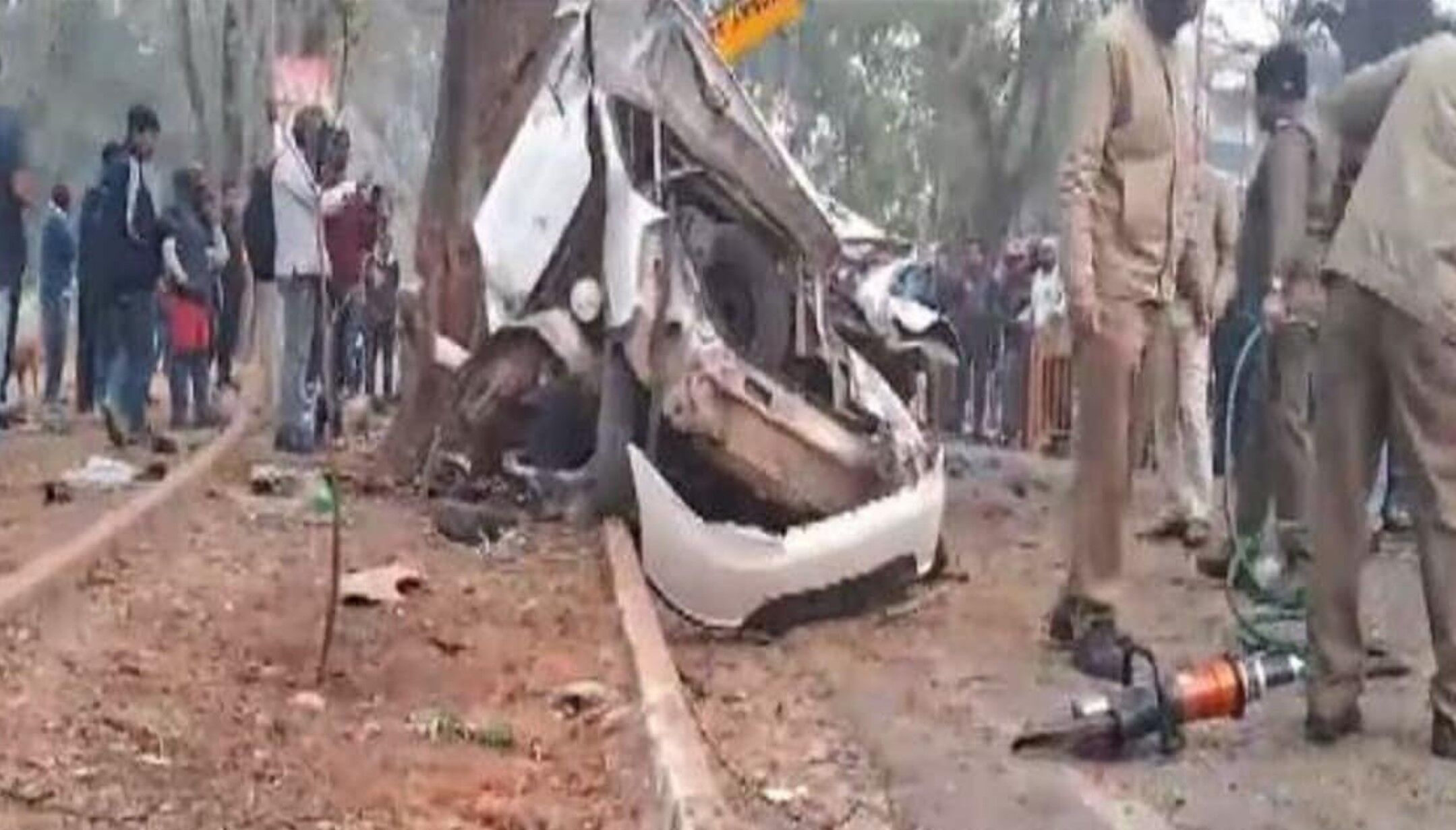 Jamshedpur News Big accident on the first day of New Year, 6 friends returning after