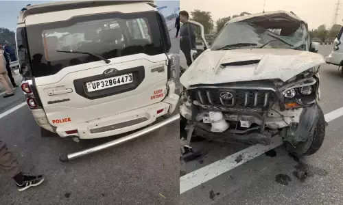 फिरोजाबाद में सीएम योगी आदित्यनाथ की सुरक्षा गाड़ी का टायर फटा, हादसे चार सुरक्षाकर्मी घायल फिरोजाबाद में सीएम योगी आदित्यनाथ की सुरक्षा गाड़ी का टायर फटा, हादसे चार सुरक्षाकर्मी घायल