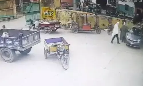 यूपी के अमरोहा में दिनदहाड़े शिक्षक की गोली मारकर हत्या, घटना सीसीटीवी में कैद यूपी के अमरोहा में दिनदहाड़े शिक्षक की गोली मारकर हत्या, घटना सीसीटीवी में कैद