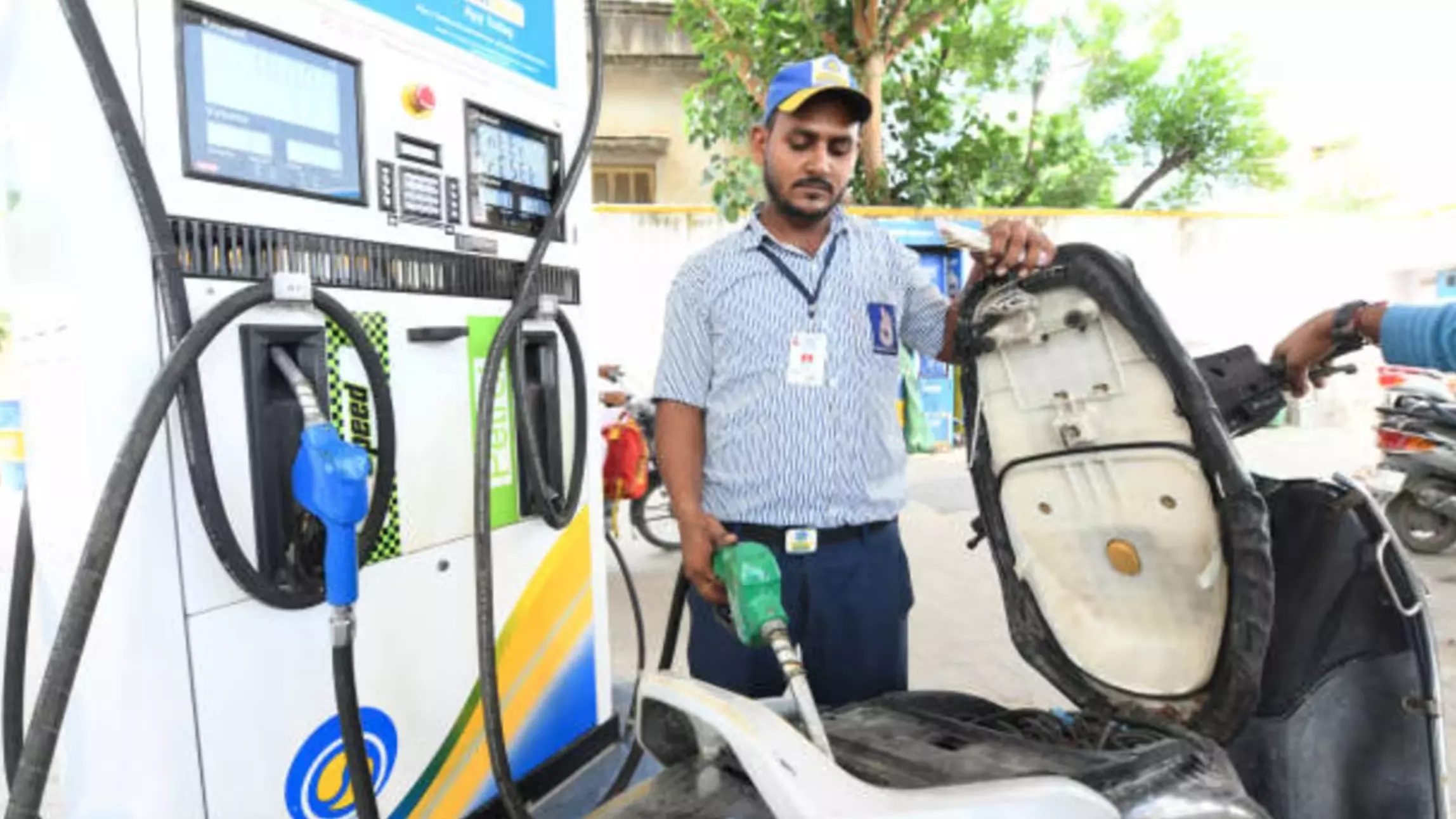 Petrol Diesel Price : यूपी, महाराष्ट्र समेत देश के कई राज्यों में पेट्रोल-डीजल हुआ महंगा, जानिए- आपके शहर में क्या है रेट?